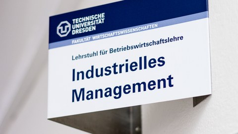 Schild des Lehrstuhls mit der Aufschrift "Lehrstuhl für Betriebswirtschaftslehre, Industrielles Management" im Hülse Bau.