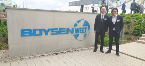 Prof. Buscher und Eduardo Alarcon vor der Boysenniederlassung in Altensteig