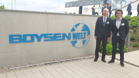 Prof. Buscher und Eduardo Alarcon vor der Boysenniederlassung in Altensteig