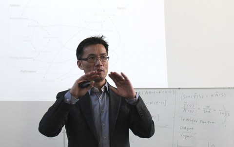 Ein Mann mit Brille hält einen Vortrag.