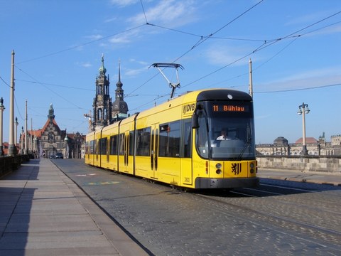 Bild einer gelben Straßenbahn.