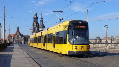 Bild einer gelben Straßenbahn.