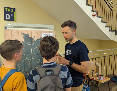 Ein Student erklären einen Demonstrator