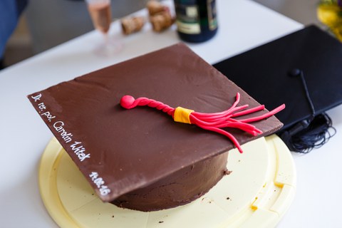 Torte in Form eines Doktorhuts.