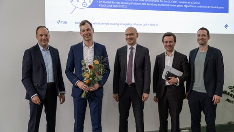 Gruppenbild mit vier Professoren und  Florian Linß