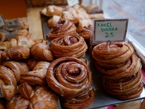 Schwedische Zimtschnecken und Gebäck