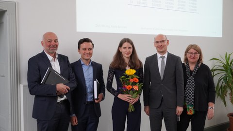 Das Bild zeigt Maria Beranek mit den vier Prüfern ihrer Promotionskommission