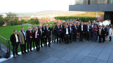 Gruppenbild der Teilnehmer draußen vor einem Gebäude.