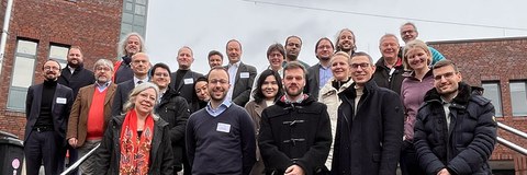 Gruppenfoto der Tagungsteilnehmer vor dem Institutsgebäude