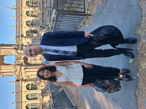 Das Bild zeigt Prof. Buscher und Frau Oliveira vor dem Dresdener Zwinger