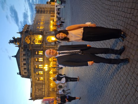 Das Bild zeigt Prof. Buscher und Frau Oliveira vor der Semperoper Dresden