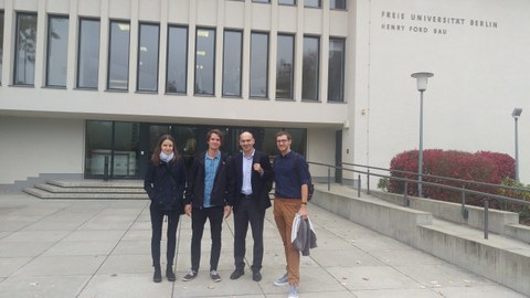 Vier Lehrstuhlmitarbeiter vor einem Gebäude der FU Berlin.