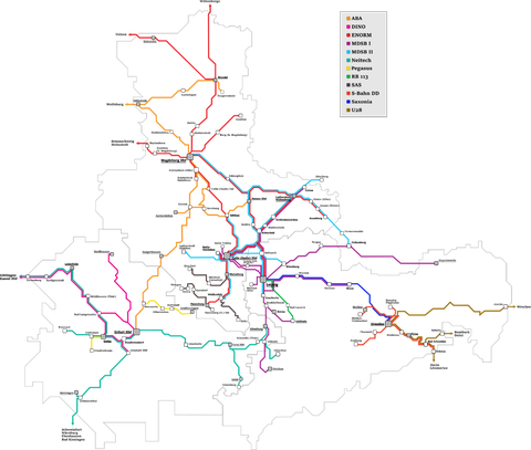 Umrisse der Bundesländer Sachsen, Thüringen und Sachsen-Anhalt mit farbigen Fahrstrecken.