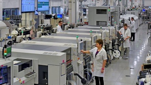 Fabrikhalle mit Maschinen der Flachbaugruppe bei MWB Siemens.