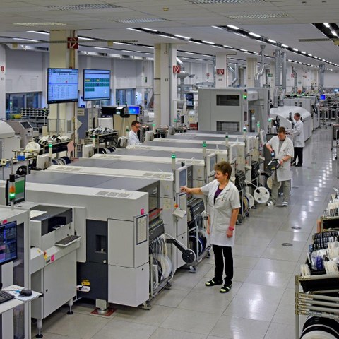 Fabrikhalle mit Maschinen der Flachbaugruppe bei MWB Siemens.
