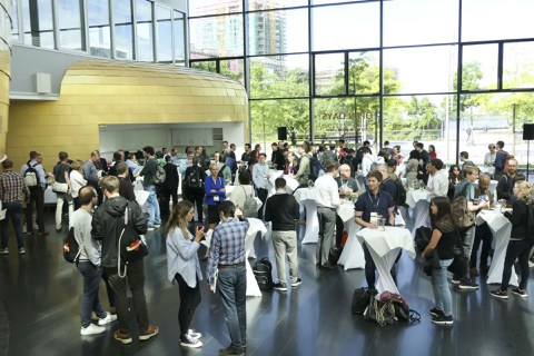 Foyer mit Menschen an Stehtischen