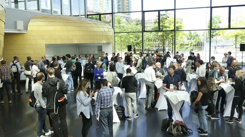 Foyer mit Menschen an Stehtischen