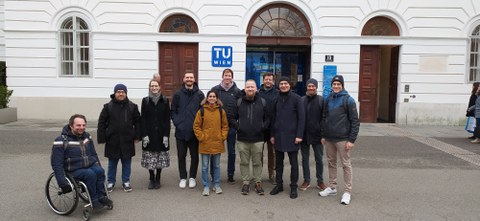 Gruppenfoto vor der TU Wien 