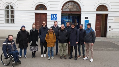 Gruppenfoto vor der TU Wien 