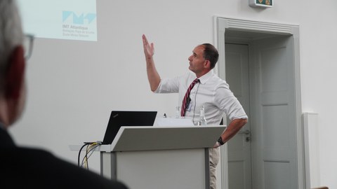 Das Foto zeigt Mike Hewitt beim Vortrag im Konferenzraum.