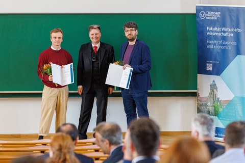 Benedikt Zipfel bekommt den Prof.-Hilbert-Publikationspreis überreicht