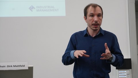Das Foto zeigt Stephan Hocke beim Vortrag im Konferenzraum.