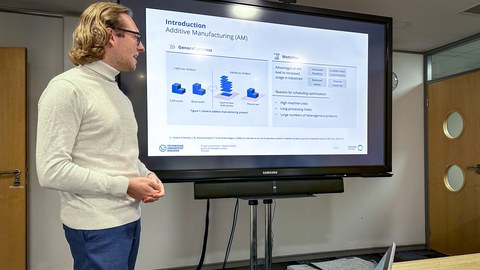 Das Bild zeigt Johann Jacobi von Wangelin bei einer Präsentation