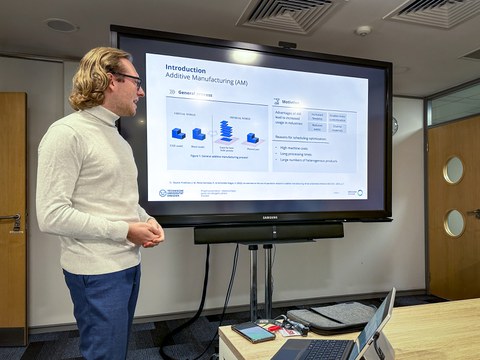 Das Bild zeigt Johann Jacobi von Wangelin bei einer Präsentation