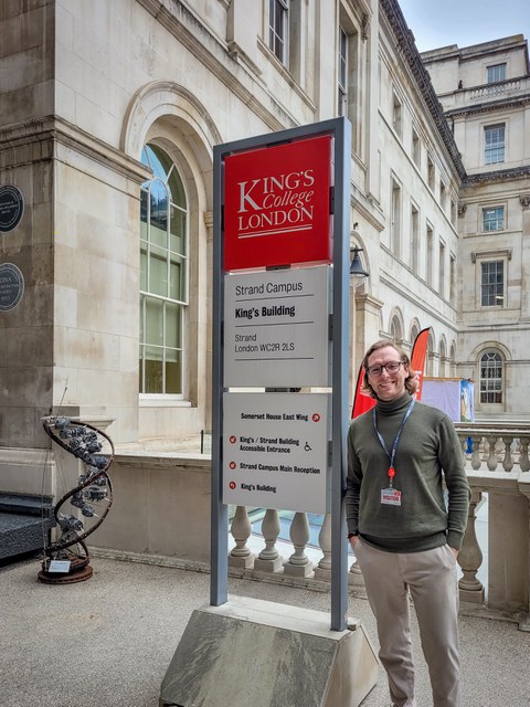 Das Bild zeigt Johann Jacobi von Wangelin vor dem King`s College London