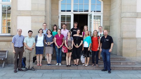 Gruppenbild vor einem Gebäude der Radeberger Brauerei.