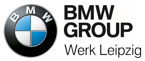 Auf der linken Seite ist das BMW Logo und auf der rechten Seite ist der Schriftzug "BMW Group Werk Leipzig" in Schwarz.