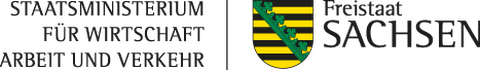 On the left side is a black lettering "Staatsministerium für Wirtschaft, Arbeit und Verkehr" and in the middle the coat of arms of the Free State of Saxony and on the right side a black lettering "Freistaat Sachsen".