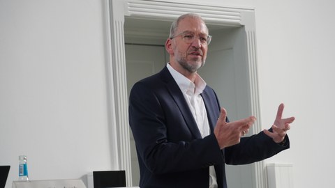 Das Foto zeigt Helmut Prieschenk beim Vortrag im Konferenzraum.