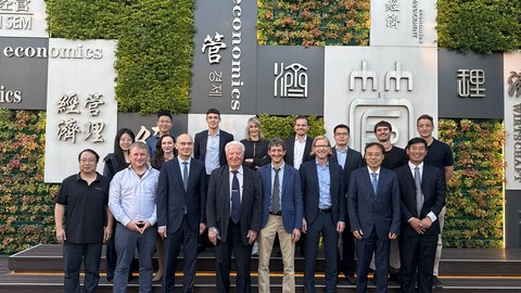 Mehrere Personen vor einem Gebäude der Tongji-Universität