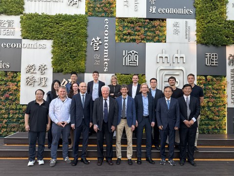 Mehrere Personen vor einem Gebäude der Tongji-Universität
