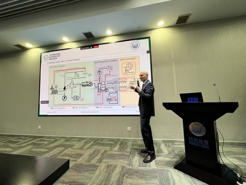 Professor erklärt etwas