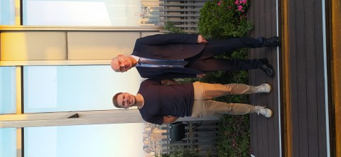 Zwei Personen stehen vor einem Gebäude in Shanghai