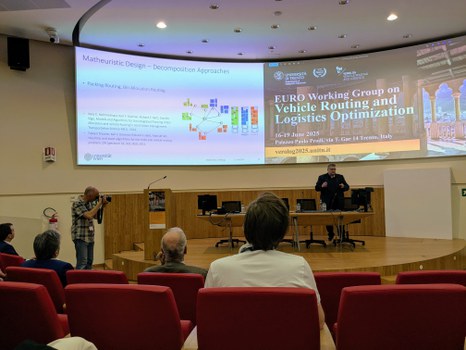 Mann präsentiert Vortrag