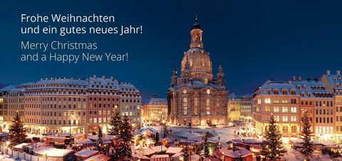 Weihnachtsgrußkarte mit Foto von weihnachtlichen, beleuchteten Buden auf dem schneebedeckten Neumarkt vor der Frauenkirche Text: "Frohe Weihnachten und ein gutes neues Jahr! Merry Christmas and a Happy New Year!"