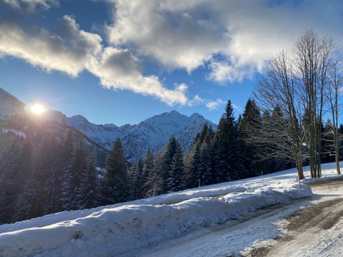 Berge mit Schnee und Sonne