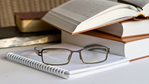 Bücher und Brille