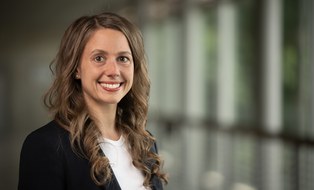 Zu sehen ist ein Porträt von Melanie Mischer.