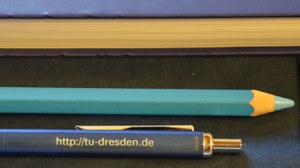 Foto eines blauen Bunstifts und eines Kugelschreibers mit der Aufschrift http://tu-dresden.de .