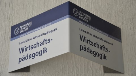 Zu sehen ist ein Schild mit der Aufschrift "Lehrstuhl für Wirtschaftspädagogik".
