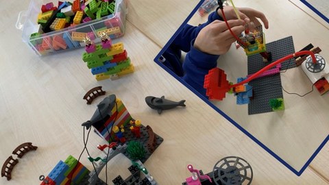 Das Foto zeigt Bauergebnisse mit Lego-Bausteinen.