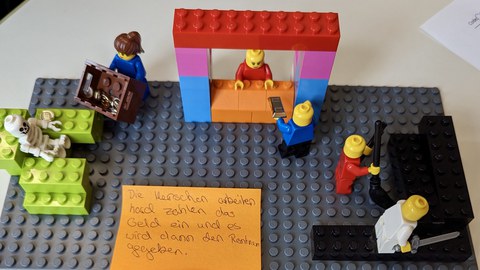 Foto der Darstellung des Rentensystems mit LEGO(R) Bausteinen.