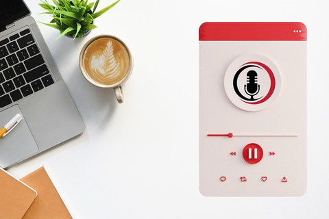 Auf der linken Bildhälfte sind ein aufgeklappter Laptop und eine Tasse Kaffee sichtbar, die rechte Bildhälfte beinhaltet die Abbildung einer Aufzeichnungsapp mit Mikrofon-Symbol.