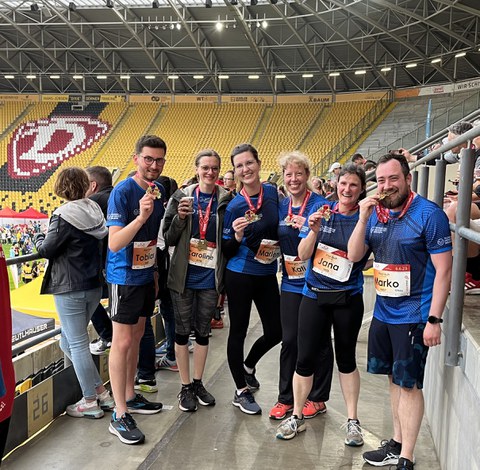 Foto der Finisher mit ihren Medaillen