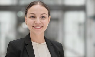 Das Bild zeigt ein Portrait von Ianina Scheuch.