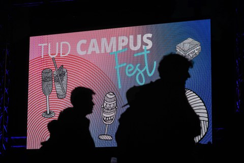 Bild von der Leinwand mit dem Titel "TUD CAMPUS Fest" bei der Immatrikulationsfeier 2023 im Hörsaalzentrum.